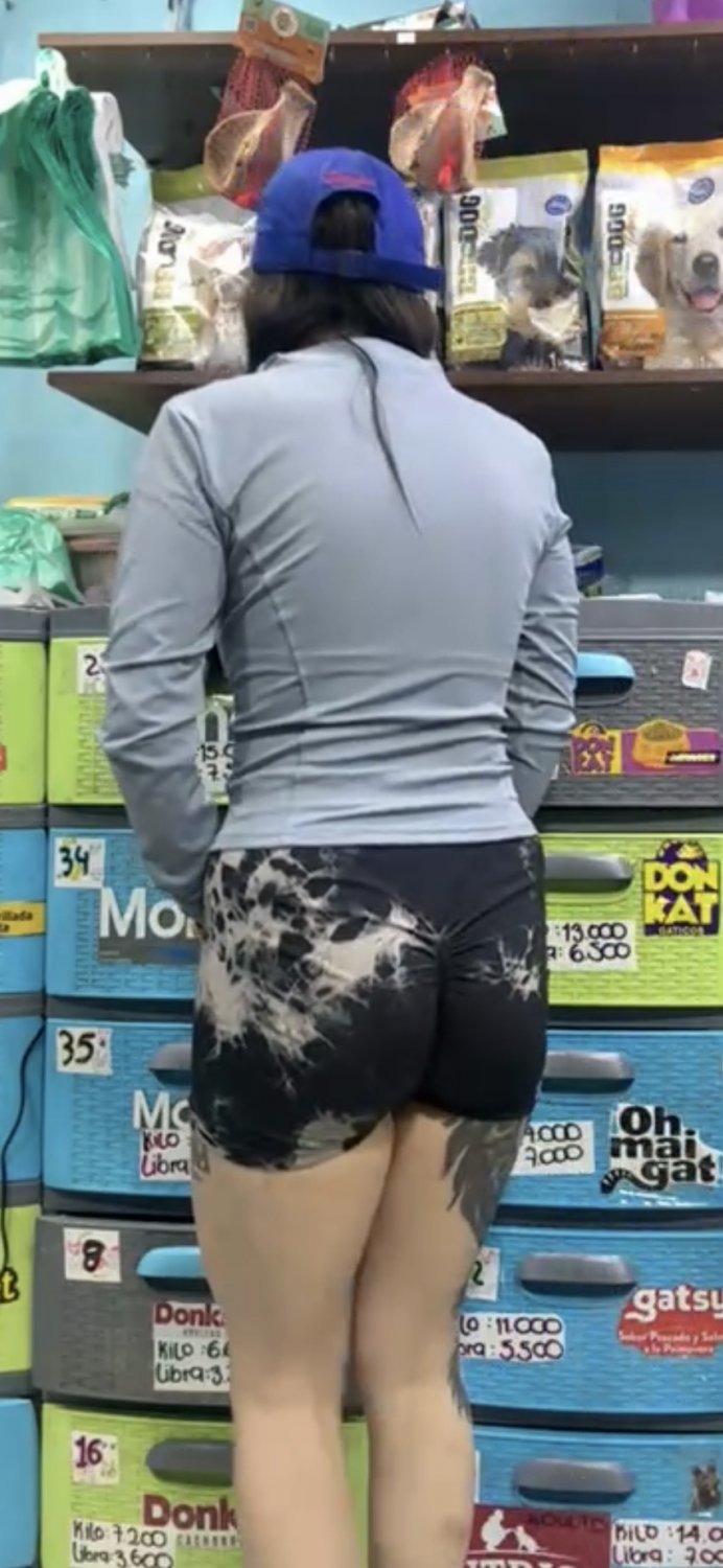 Big ass latina at pet store #YAPtEn6i